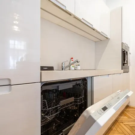 Garys Bright And Spacious Two Bedroom Flat Near Danube Apartament Budapesta