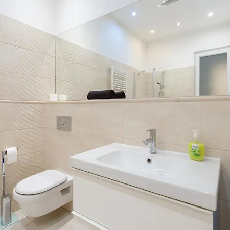 Garys Bright And Spacious Two Bedroom Flat Near Danube Apartament Budapesta