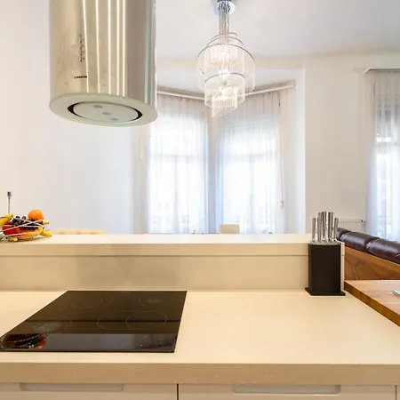 Garys Bright And Spacious Two Bedroom Flat Near Danube Apartament Budapesta