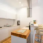 아파트 Garys Bright And Spacious Two Bedroom Flat Near Danube *