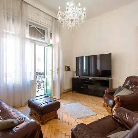 Garys Bright And Spacious Two Bedroom Flat Near Danube Apartament Budapesta