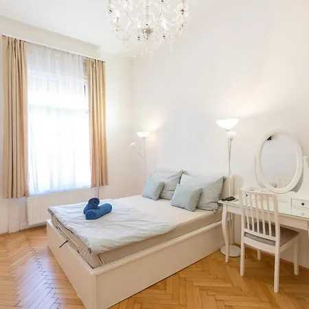 Garys Bright And Spacious Two Bedroom Flat Near Danube *
