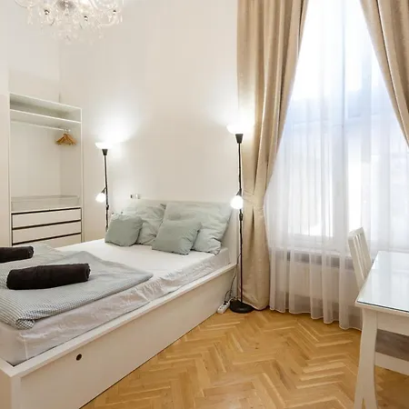 Apartament Garys Bright And Spacious Two Bedroom Flat Near Danube
