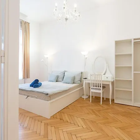Garys Bright And Spacious Two Bedroom Flat Near Danube Apartment *