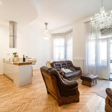 Garys Bright And Spacious Two Bedroom Flat Near Danube