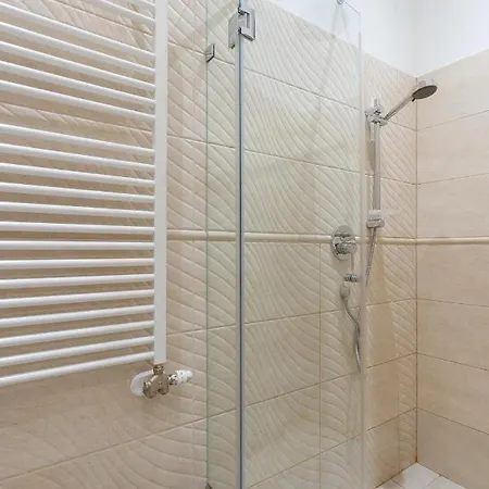 Garys Bright And Spacious Two Bedroom Flat Near Danube *
