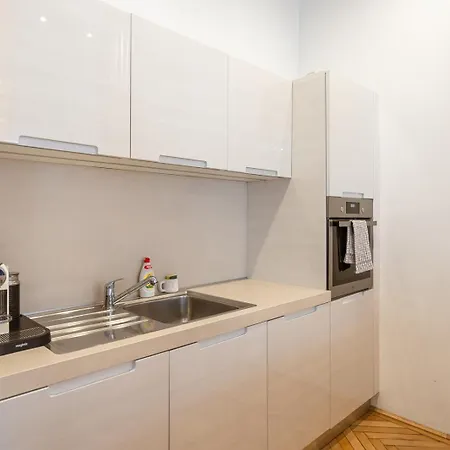 Garys Bright And Spacious Two Bedroom Flat Near Danube Apartament Budapesta