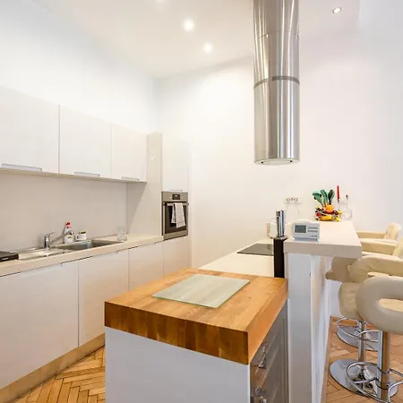 Apartament Garys Bright And Spacious Two Bedroom Flat Near Danube *