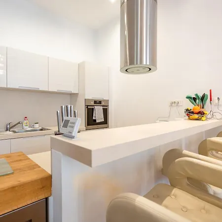 Apartament Garys Bright And Spacious Two Bedroom Flat Near Danube