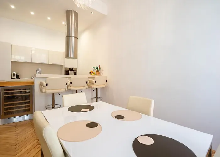 Garys Bright And Spacious Two Bedroom Flat Near Danube Апартаменты Будапешт