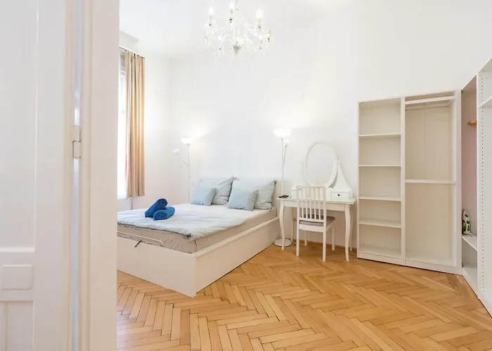 Garys Bright And Spacious Two Bedroom Flat Near Danube Апартаменты *