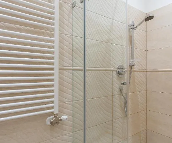 Garys Bright And Spacious Two Bedroom Flat Near Danube *