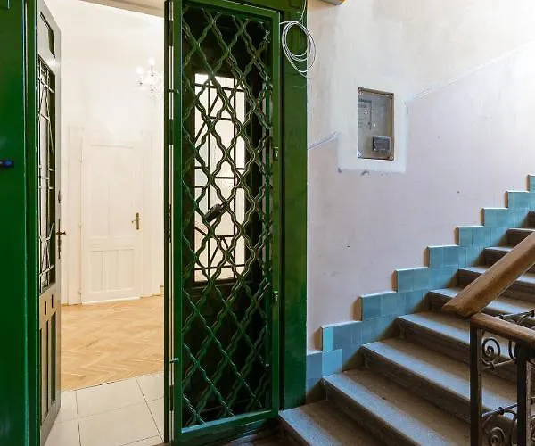 Garys Bright And Spacious Two Bedroom Flat Near Danube Апартаменты