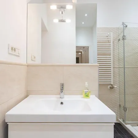 Garys Bright And Spacious Two Bedroom Flat Near Danube Apartamento Budapeste