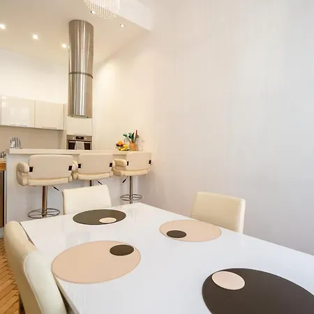 Garys Bright And Spacious Two Bedroom Flat Near Danube شقة بودابست