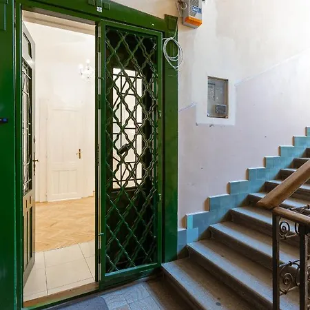 Garys Bright And Spacious Two Bedroom Flat Near Danube Apartamento