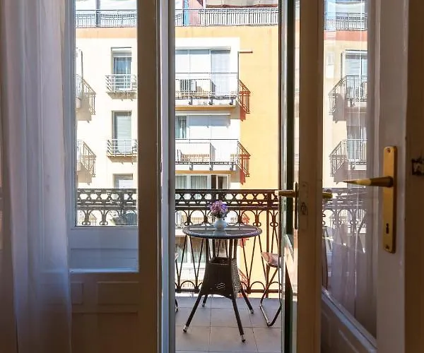 Apartment Garys Bright And Spacious Two Bedroom Flat Near Danube *
